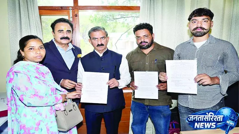 तीन परिवारों को अनुकंपा पर नौकरी तीन परिवारों को अनुकंपा पर नौकरी