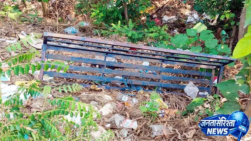 सरकारी बेंच नाले में फेंका, शरारती तत्वों पर कार्रवाई की मांग सरकारी बेंच नाले में फेंका, शरारती तत्वों पर कार्रवाई की मांग