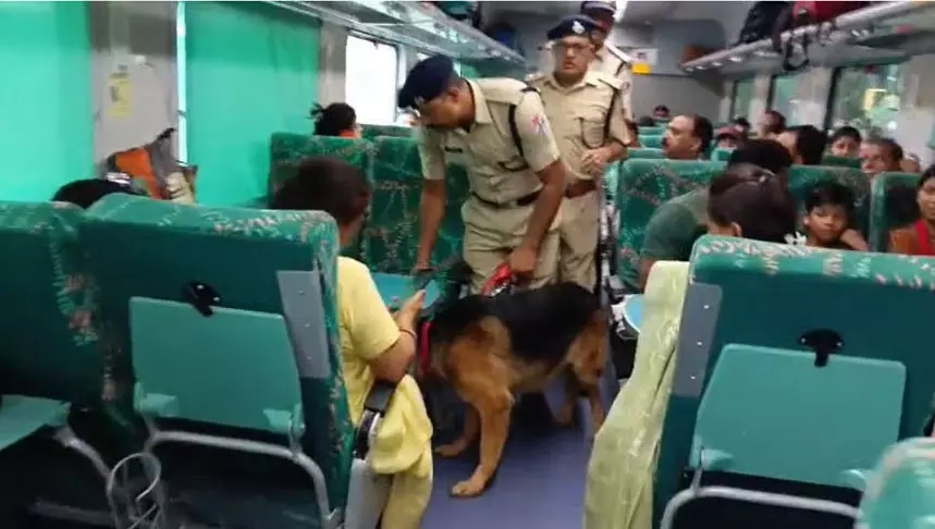जबलपुर में राष्ट्रपति दौरे और NEET परीक्षा के चलते रेलवे स्टेशनों पर कड़ी सुरक्षा व्यवस्था जबलपुर में राष्ट्रपति दौरे और NEET परीक्षा के चलते रेलवे स्टेशनों पर कड़ी सुरक्षा व्यवस्था