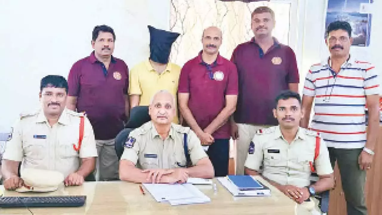 Telangana: नकली IIT प्रोफ़ेसर गिरफ़्तार Telangana: नकली IIT प्रोफ़ेसर गिरफ़्तार