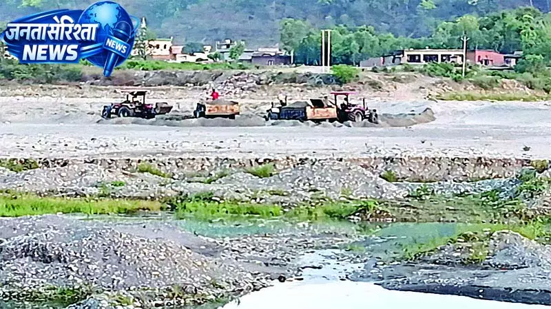 पांवटा में सूखी नदियों पर खनन माफिया का कब्जा पांवटा में सूखी नदियों पर खनन माफिया का कब्जा