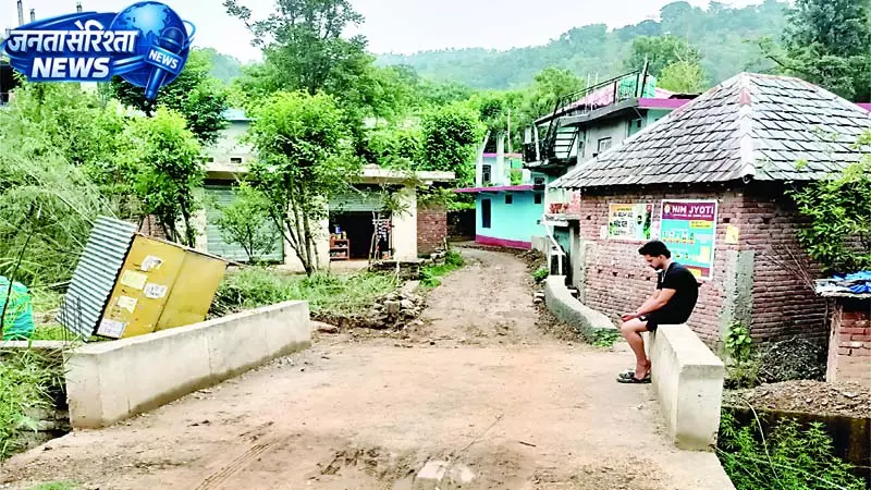 दरकोली में पुलिया की ऊंचाई बढ़ाने से घरों में घुस रहा बरसाती पानी दरकोली में पुलिया की ऊंचाई बढ़ाने से घरों में घुस रहा बरसाती पानी