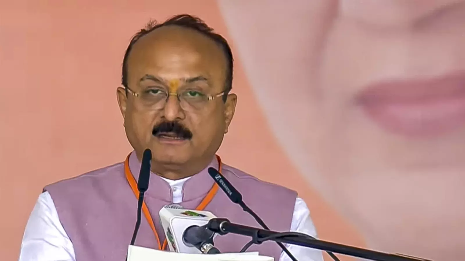New Delhi: नीट परीक्षा केंद्र का निरीक्षण करने पहुंचे मंत्री आशीष सूद New Delhi: नीट परीक्षा केंद्र का निरीक्षण करने पहुंचे मंत्री आशीष सूद