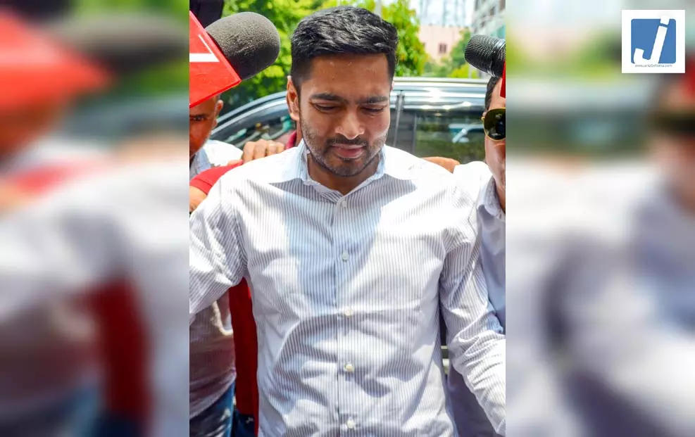 कोलकाता एयरपोर्ट के बाहर हथियार मिलने पर अभिषेक बनर्जी ने उठाए सुरक्षा पर सवाल कोलकाता एयरपोर्ट के बाहर हथियार मिलने पर अभिषेक बनर्जी ने उठाए सुरक्षा पर सवाल