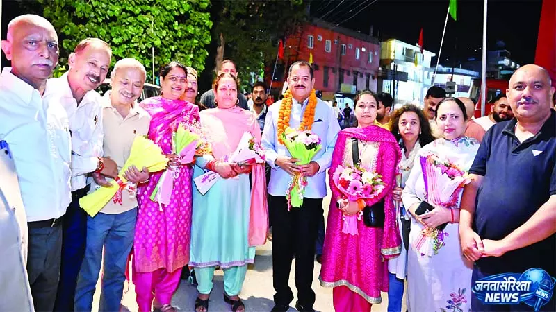 रमेश के गीतों पर नाचे दर्शक रमेश के गीतों पर नाचे दर्शक
