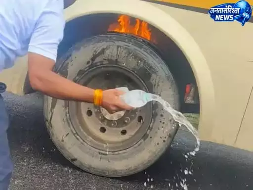 ओडिशा से धमतरी आ रही बस की टायर में लगी आग, 40 यात्री सुरक्षित ओडिशा से धमतरी आ रही बस की टायर में लगी आग, 40 यात्री सुरक्षित