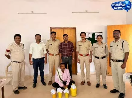 अवैध शराब कारोबार पर कार्रवाई, 10 लीटर महुआ शराब के साथ आरोपी गिरफ्तार अवैध शराब कारोबार पर कार्रवाई, 10 लीटर महुआ शराब के साथ आरोपी गिरफ्तार