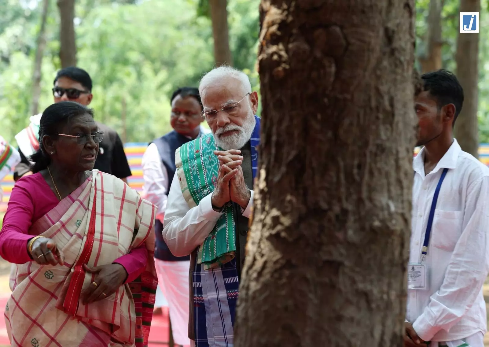 राष्ट्रपति ने जाहिर स्थल पर अर्पित किए श्रद्धा-सुमन, आदिवासी संस्कृति को किया नमन राष्ट्रपति ने जाहिर स्थल पर अर्पित किए श्रद्धा-सुमन, आदिवासी संस्कृति को किया नमन