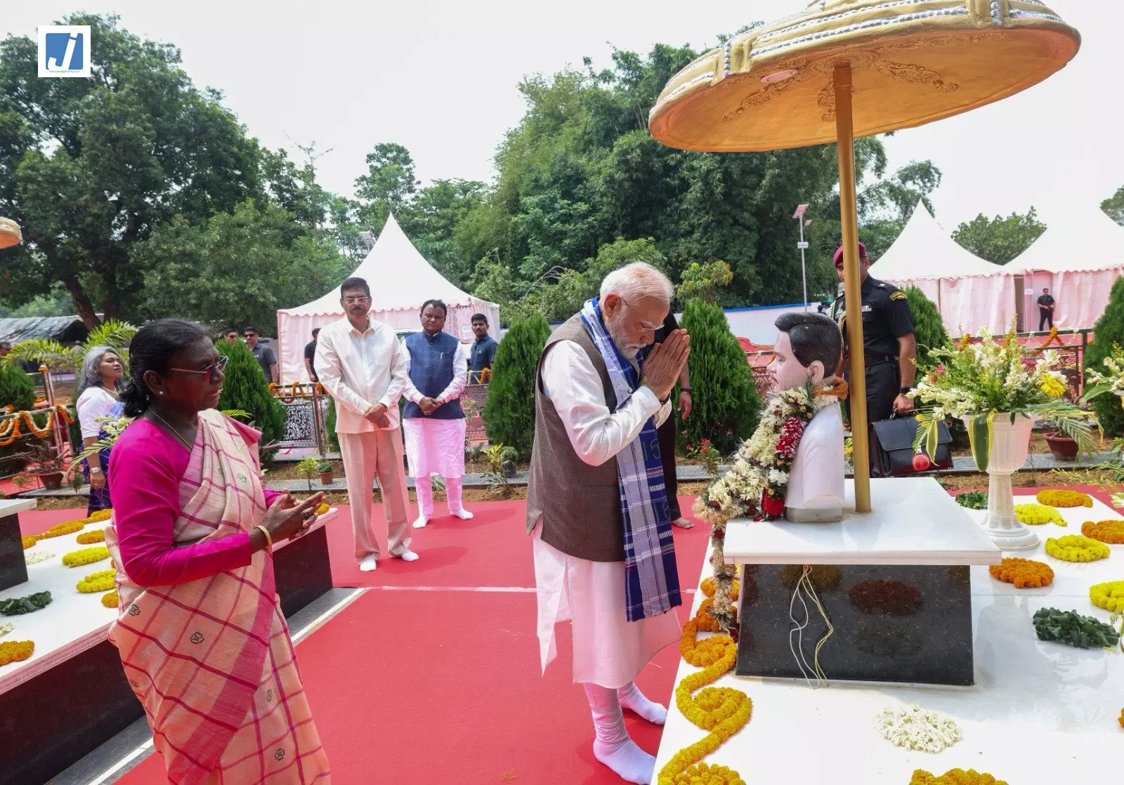 दिवंगत श्याम चरण मुर्मू, लखन मुर्मू और सिपुन मुर्मू को दी गई श्रद्धांजलि दिवंगत श्याम चरण मुर्मू, लखन मुर्मू और सिपुन मुर्मू को दी गई श्रद्धांजलि