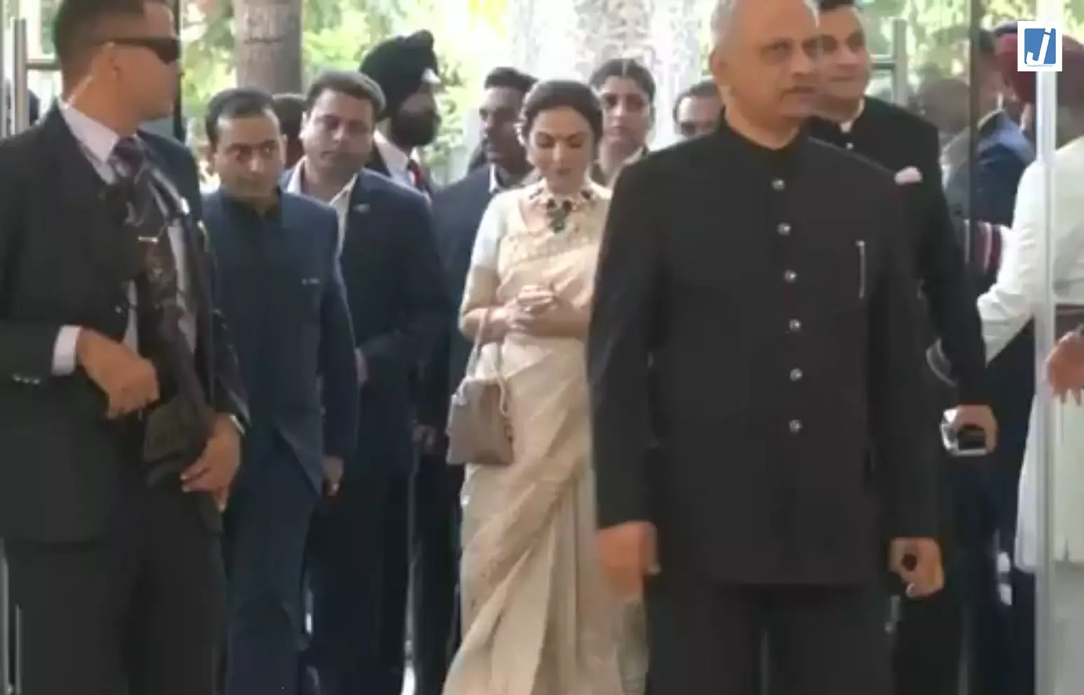 रेवती सुले के विवाह समारोह में पहुंचे मुकेश और नीता अंबानी रेवती सुले के विवाह समारोह में पहुंचे मुकेश और नीता अंबानी