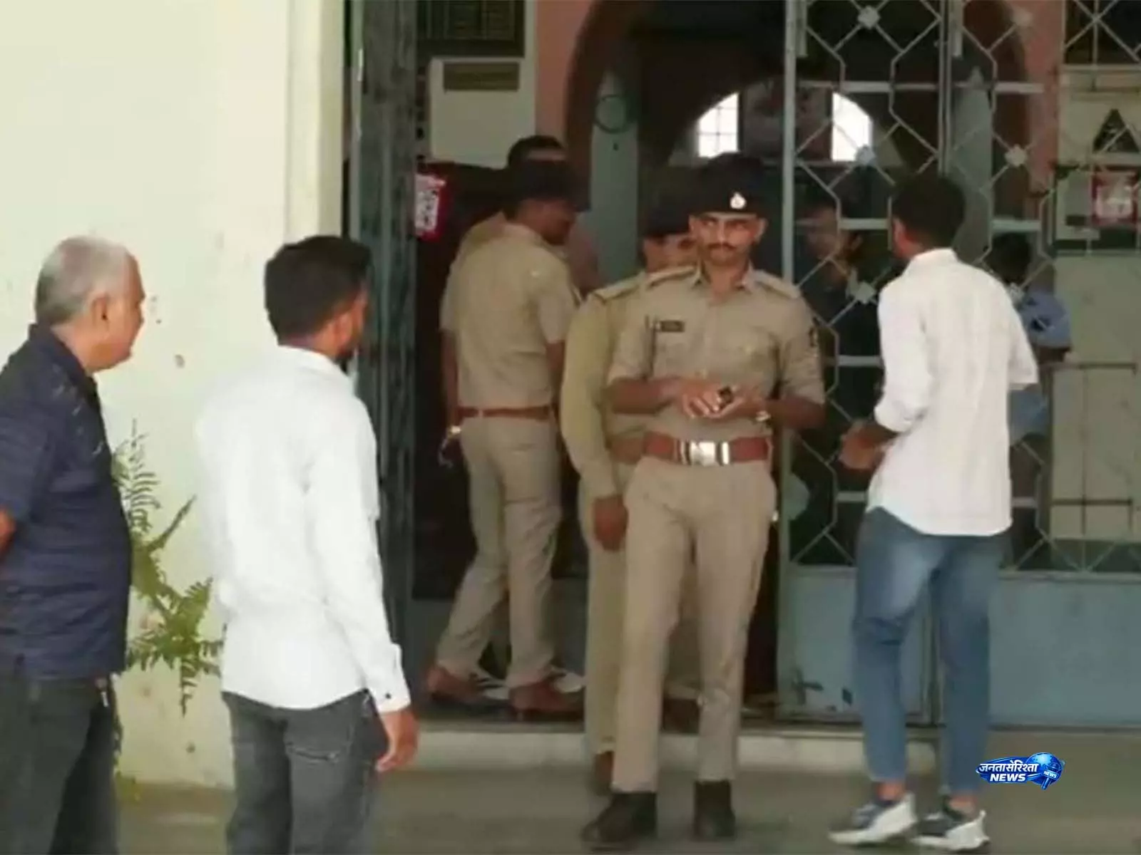 NEET की दोबारा परीक्षा के लिए पुलिस की मल्टी-लेयर सुरक्षा व्यवस्था के बीच अहमदाबाद हाई अलर्ट पर NEET की दोबारा परीक्षा के लिए पुलिस की मल्टी-लेयर सुरक्षा व्यवस्था के बीच अहमदाबाद हाई अलर्ट पर