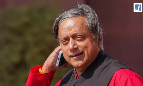 शशि थरूर ने पीएम मोदी की फिर की तारीफ, कांग्रेस ने की तीखी आलोचना