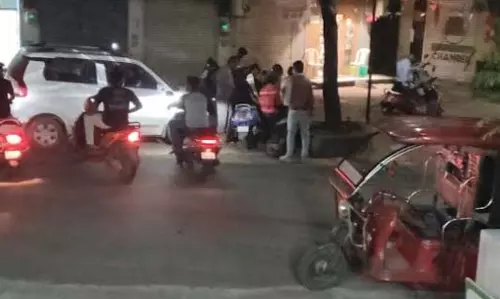 राजातालाब में संगीता किराना स्टोर के सामने चाकूबाजी राजातालाब में संगीता किराना स्टोर के सामने चाकूबाजी