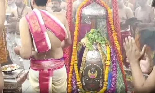 त्रिपुंड, चंद्रमा और मुंड माला से सजे बाबा महाकाल, भांग से शृंगार और रमाई गई भस्म त्रिपुंड, चंद्रमा और मुंड माला से सजे बाबा महाकाल, भांग से शृंगार और रमाई गई भस्म