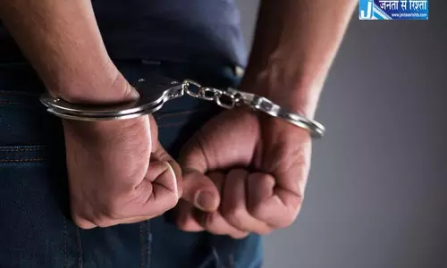 महिला को आबकारी विभाग ने किया गिरफ्तार, महुआ शराब जब्त महिला को आबकारी विभाग ने किया गिरफ्तार, महुआ शराब जब्त