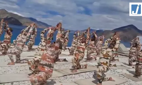 14,000 फीट की ऊंचाई से लेकर समुद्र की गहराई में योगाभ्यास, नौसेना और केंद्रीय बलों ने मनाया योग दिवस