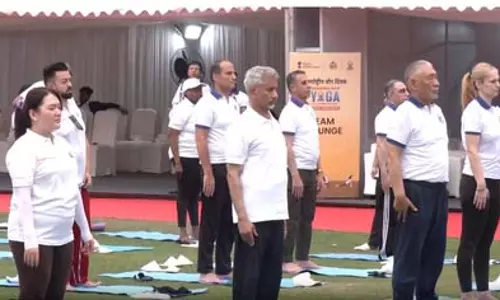 अंतरराष्ट्रीय योग दिवस पर दिल्ली में ओम बिरला से लेकर एस. जयशंकर तक ने किया योग