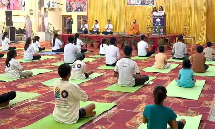 Haridwar: योग दिवस से पहले आश्रम में योग साधना का आयोजन Haridwar: योग दिवस से पहले आश्रम में योग साधना का आयोजन
