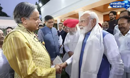Congress में विदेश नीति पर बयानबाजी तेज, शशि थरूर और पवन खेड़ा के बीच जुबानी जंग Congress में विदेश नीति पर बयानबाजी तेज, शशि थरूर और पवन खेड़ा के बीच जुबानी जंग