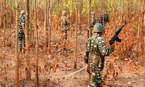 Khunti: झारखंड में सुरक्षा बलों और उग्रवादियों के बीच गोलीबारी