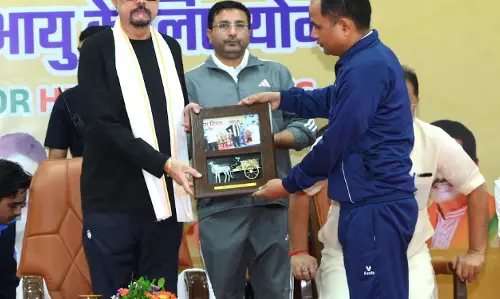 योग को जीवनशैली में शामिल करें : राज्यपाल डेका योग को जीवनशैली में शामिल करें : राज्यपाल डेका