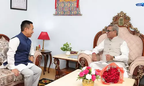 Sikkim : गवर्नर और मुख्यमंत्री ने योग को जीवन का हिस्सा बनाने की अपील की Sikkim : गवर्नर और मुख्यमंत्री ने योग को जीवन का हिस्सा बनाने की अपील की