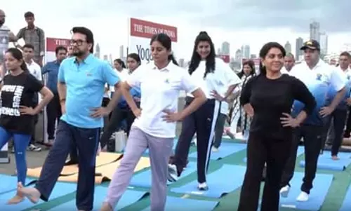 मुंबई में सांसद अनुराग ठाकुर और शायना एनसी ने किया योग, पीएम मोदी के प्रयासों को सराहा मुंबई में सांसद अनुराग ठाकुर और शायना एनसी ने किया योग, पीएम मोदी के प्रयासों को सराहा