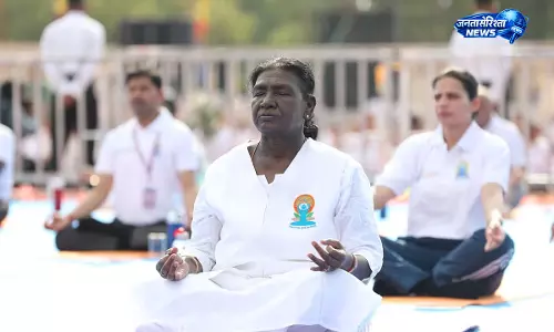 Jabalpur : राष्ट्रपति द्रौपदी मुर्मू ने हजारों लोगों संग किया योग