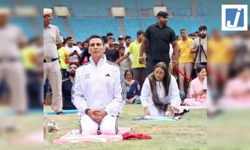 अंतरराष्ट्रीय योग दिवस: अभिनेता अक्षय कुमार ने केंद्रीय मंत्री मनसुख मंडाविया के साथ किया योग अंतरराष्ट्रीय योग दिवस: अभिनेता अक्षय कुमार ने केंद्रीय मंत्री मनसुख मंडाविया के साथ किया योग