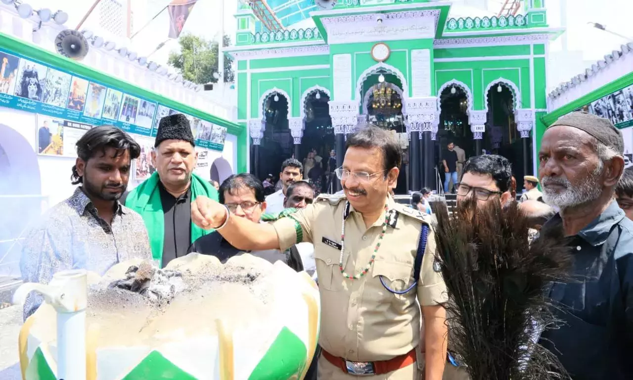 Telangana: सज्जनार मुहर्रम के मौके पर बीबी का अलावा में धत्ती चढ़ाते हैं