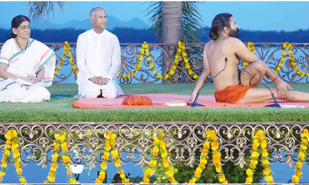 Andhra: रामदेव ने कृष्णा नदी के किनारे एक भव्य योग सत्र का नेतृत्व किया Andhra: रामदेव ने कृष्णा नदी के किनारे एक भव्य योग सत्र का नेतृत्व किया