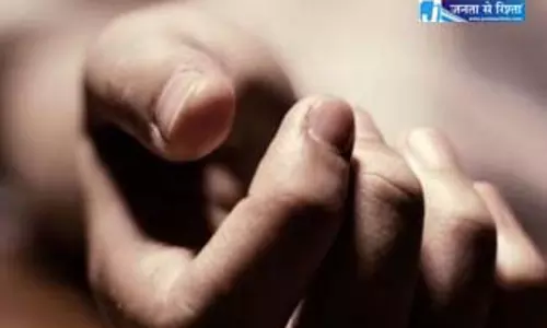 सड़क किनारे अज्ञात महिला का शव बरामद, फॉरेंसिक टीम मौके पर
