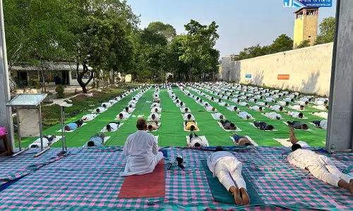 33 जेलों में हज़ारों कैदियों ने किया योग 33 जेलों में हज़ारों कैदियों ने किया योग