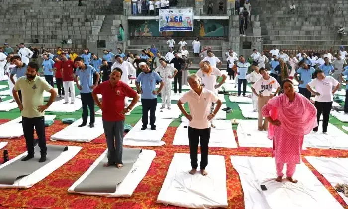 Mandi: अंतरराष्ट्रीय योग दिवस पर सामूहिक योग से दिया संदेश Mandi: अंतरराष्ट्रीय योग दिवस पर सामूहिक योग से दिया संदेश