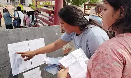 मुंबई NEET मामला: समय से देरी पर छात्रा की एंट्री रोकी गई मुंबई NEET मामला: समय से देरी पर छात्रा की एंट्री रोकी गई