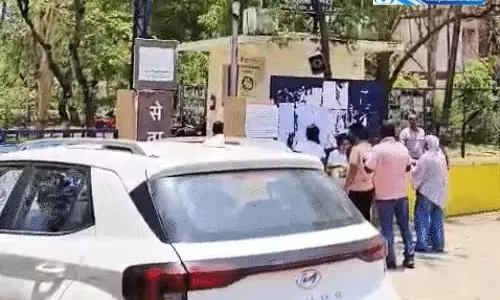 चौबे कॉलोनी के री NEET परीक्षा केंद्र में हंगामा चौबे कॉलोनी के री NEET परीक्षा केंद्र में हंगामा