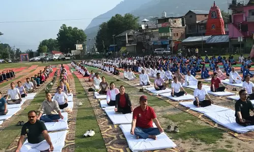 Kullu: सामूहिक योगाभ्यास में बड़ी संख्या में लोगों की भागीदारी