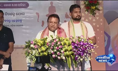 Odisha CM मोहन माझी ने कलिंगा स्टेडियम में 12वें अंतरराष्ट्रीय योग दिवस समारोह का नेतृत्व किया