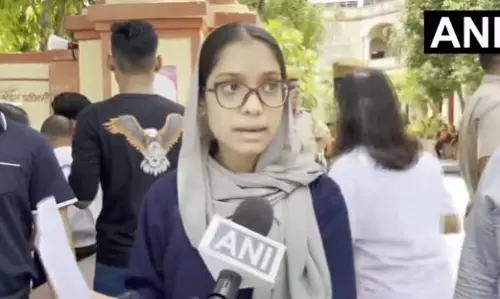 PM मोदी को एयरपोर्ट पर रुकना पड़ा, री-नीट परीक्षा दे रहे परीक्षार्थी