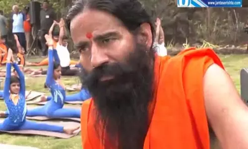 तनाव, सामाजिक और राजनीतिक संघर्षों से निपटने का एकमात्र जरिया है योग : बाबा रामदेव तनाव, सामाजिक और राजनीतिक संघर्षों से निपटने का एकमात्र जरिया है योग : बाबा रामदेव