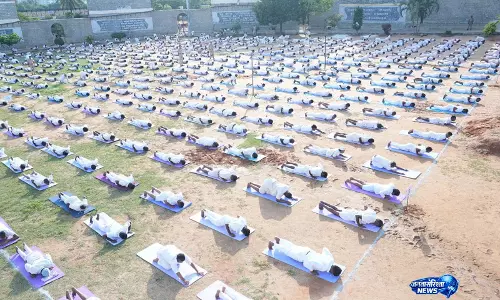 DG आलोक कुमार ने बताया कि बेंगलुरु जेल में कैदियों ने 12वें अंतरराष्ट्रीय योग दिवस पर योग किया