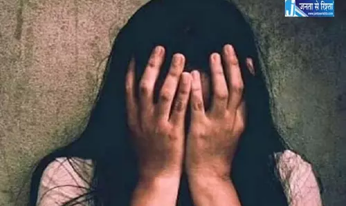 मुखिया पर घर में घुसकर महिला से छेड़खानी का आरोप, ग्रामीणों ने पुलिस के हवाले किया