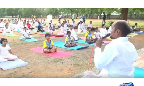 Tamil Nadu: 12वें अंतरराष्ट्रीय योग दिवस पर तिरुचिरापल्ली में 500 से ज़्यादा लोगों ने योग किया
