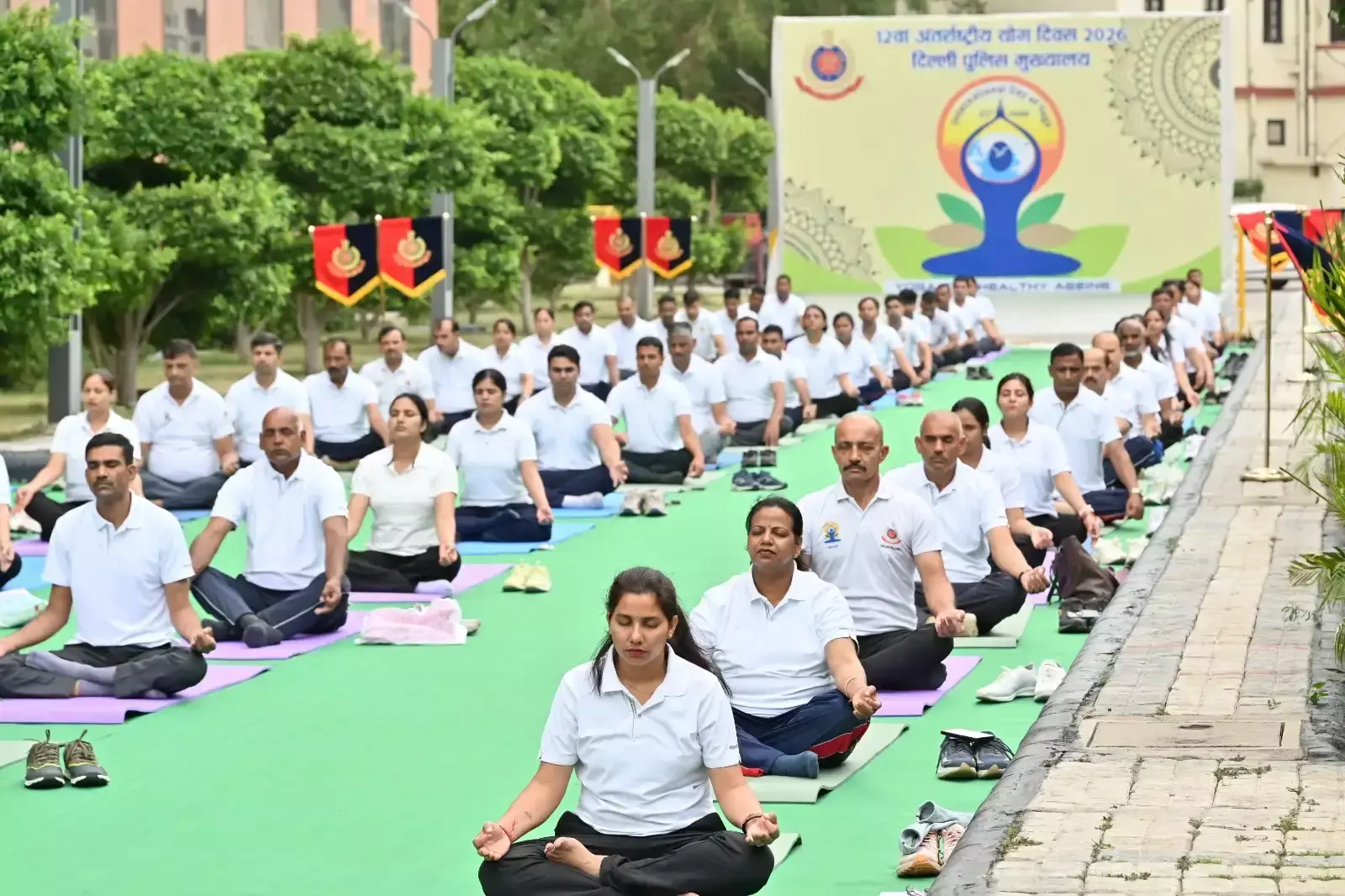 New Delhi: दिल्ली पुलिस मुख्यालय में सामूहिक योगाभ्यास का आयोजन New Delhi: दिल्ली पुलिस मुख्यालय में सामूहिक योगाभ्यास का आयोजन