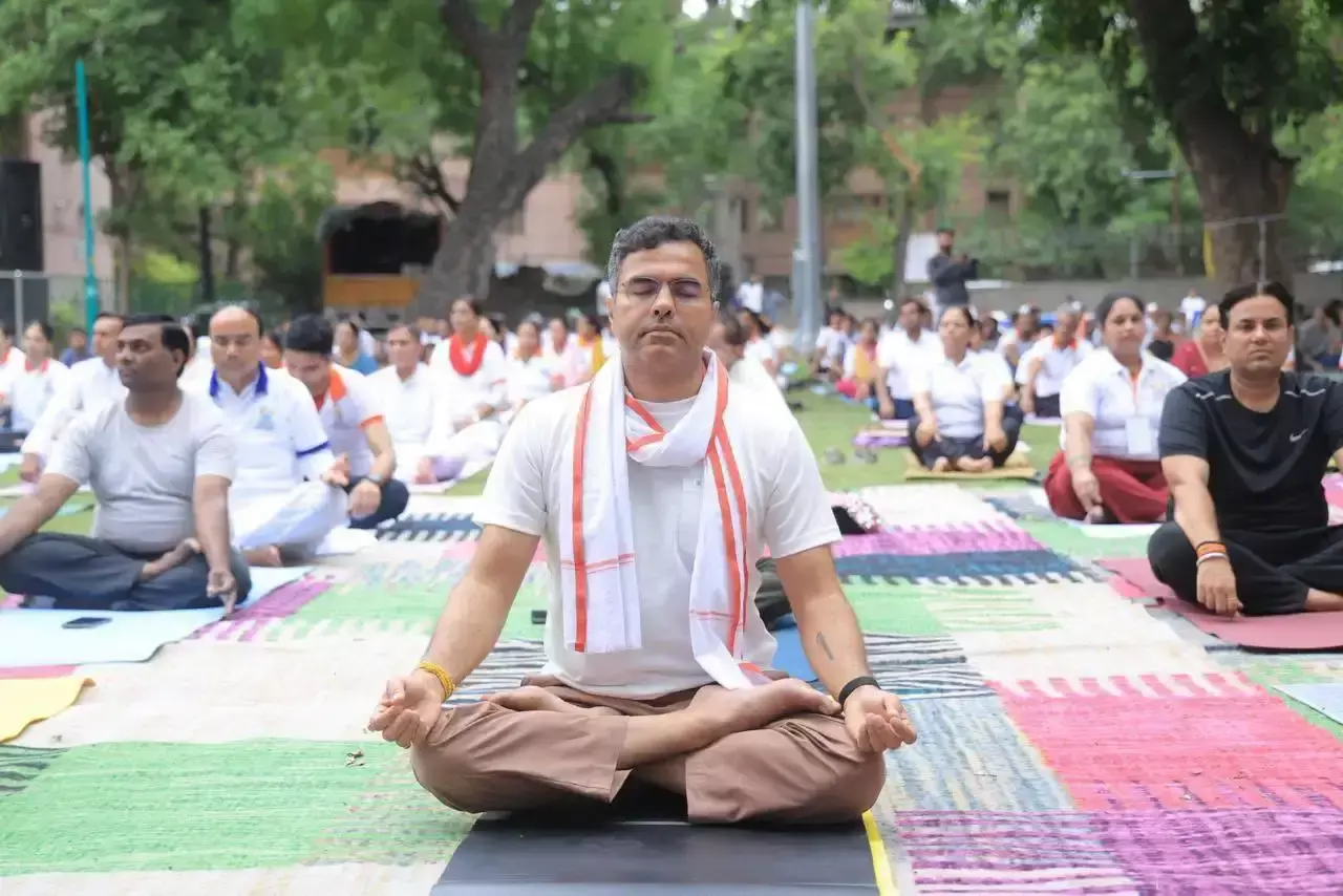New Delhi: प्रवेश साहिब सिंह ने युवाओं से योग अपनाने का आह्वान किया