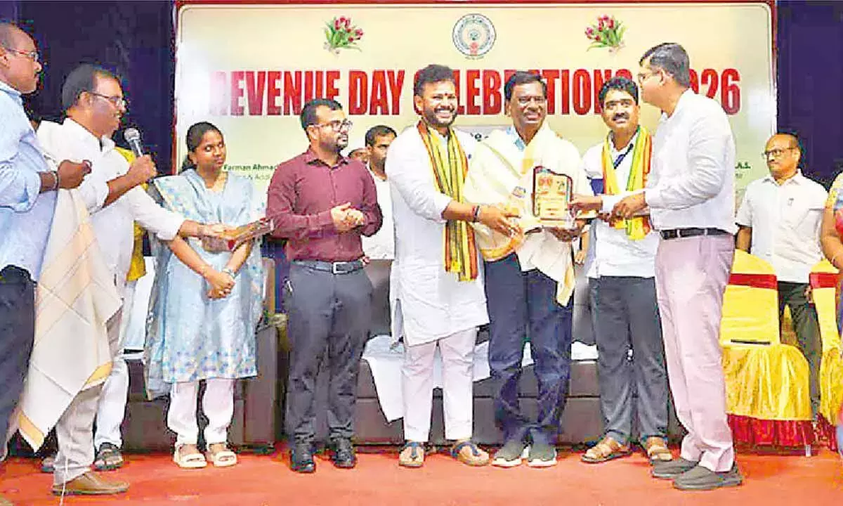 Andhra: नागरिक उड्डयन मंत्री ने राजस्व अधिकारियों की उनके अच्छे काम के लिए सराहना की