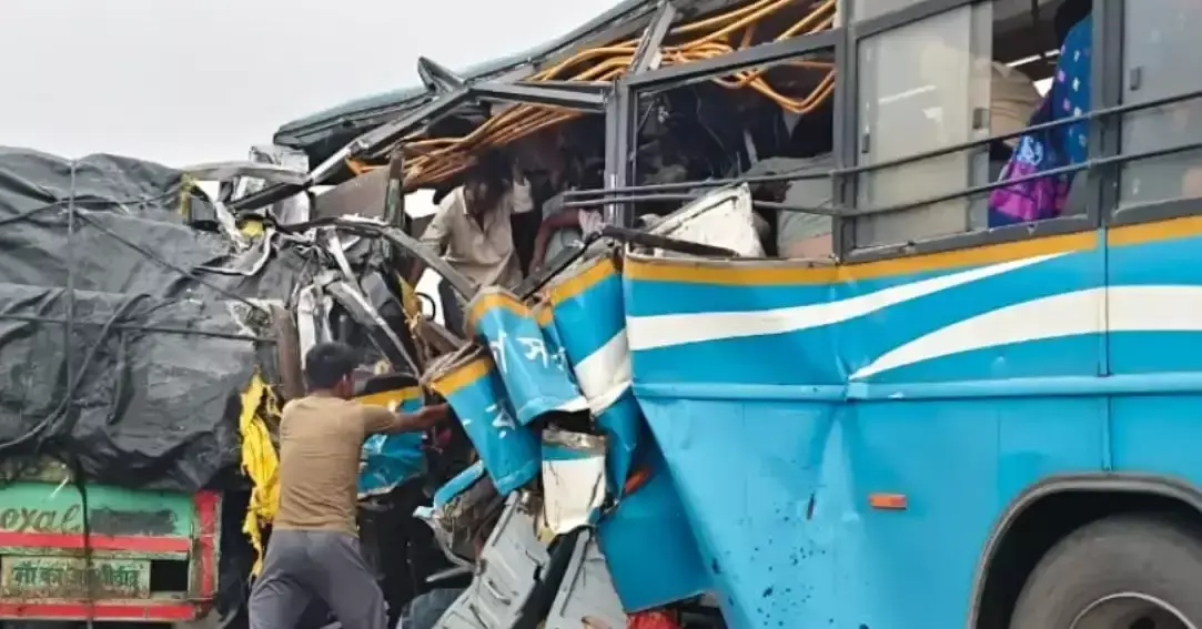Jalpaiguri: बस और ट्रेलर की टक्कर से कई यात्री घायल Jalpaiguri: बस और ट्रेलर की टक्कर से कई यात्री घायल