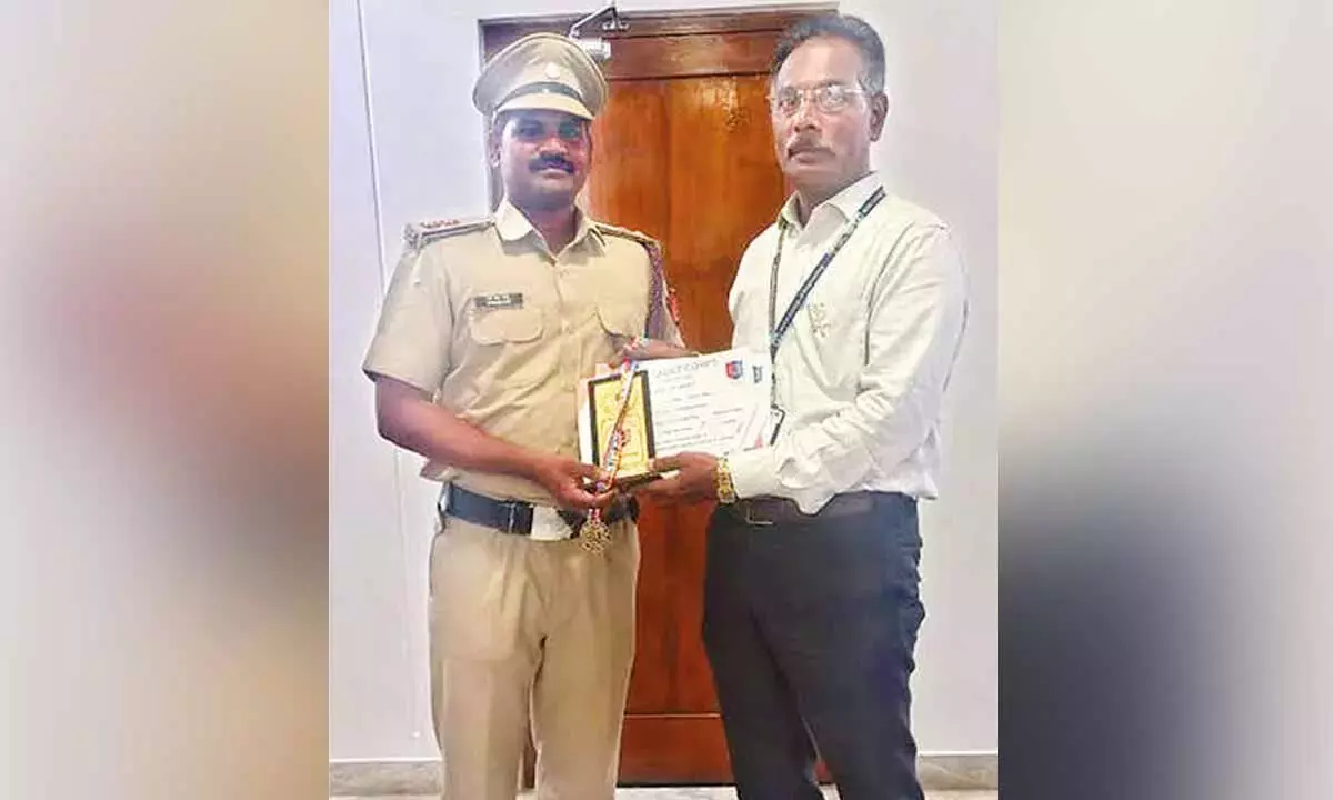 Andhra: लेफ्टिनेंट मेहर वासु को सर्वश्रेष्ठ एएनओ पुरस्कार से सम्मानित किया गया Andhra: लेफ्टिनेंट मेहर वासु को सर्वश्रेष्ठ एएनओ पुरस्कार से सम्मानित किया गया