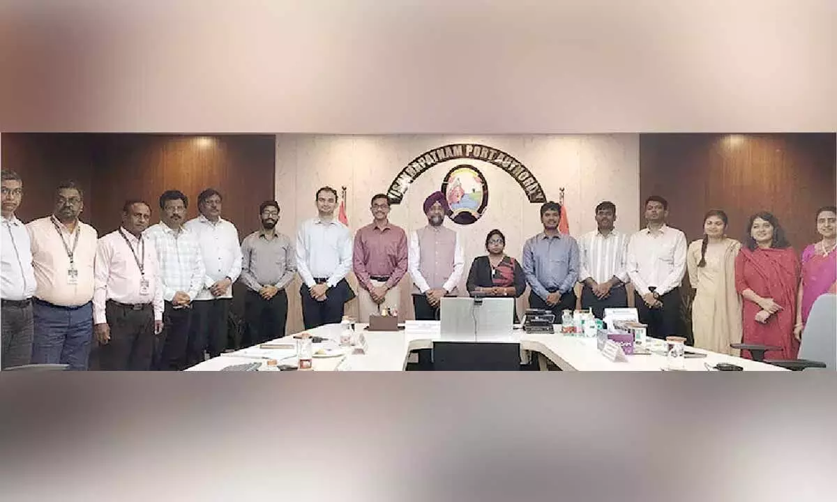 Andhra: 2025 बैच के IAS ट्रेनी अधिकारियों ने VPA का दौरा किया