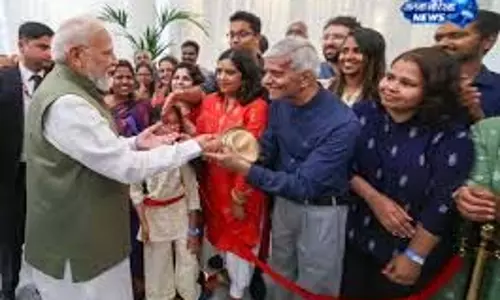 NEET परीक्षा के बीच दिल्ली एयरपोर्ट पर रुके पीएम